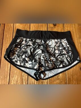 Women's Black & Gray Camo Performance Shorts Large